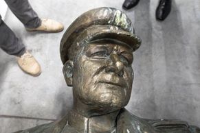 Foto: Tak šel čas se sochou Koněva. Od vztyčení přes protesty až po uložení do skladu