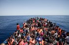 Do Evropy letos připlouvá rekordní množství běženců. Povětšinou na přeplněných lodích.