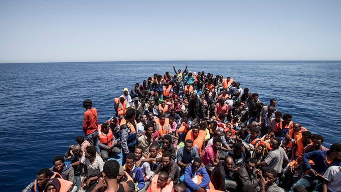 Loď s uprchlíky u břehů Libye.