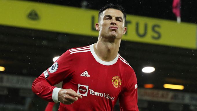 Cristiano Ronaldo proměnil penaltu, díky které United vyhrály na Carrow Road v Norwichi.