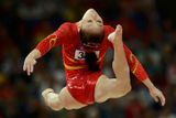 Nejmenší: Čínská gymnastka Sui Lu je další gymnastkou v galerii a pouze potvrzuje popisek u předešlého snímku. Měří pouhých 153 cm a váží 43 kg. Je nesmírně ohebná a je výsledkem čínské školy, která je tvrdá a každá gymnastka se podrobuje až násilnému protahování za meze lidských možností. Má 4 zlaté medaile ze světového poháru, 4 z asijských her, 1 z mistrovství světa a 2 z národního mistrovství. To vše ve 20 letech.