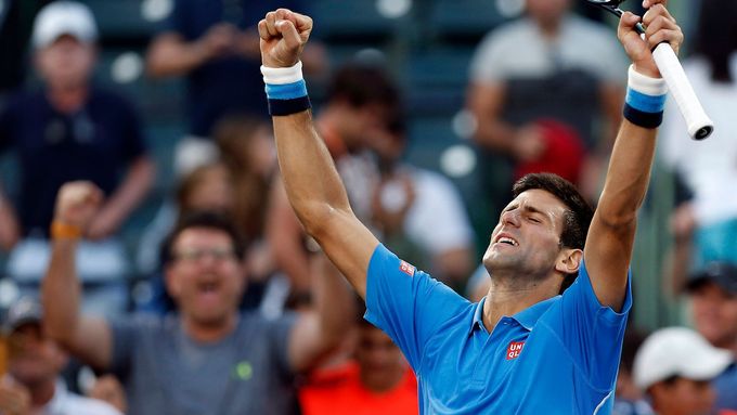 Novak Djokovič slaví vítězství nad Alexandrem Dolgopolovem na Miami Open.