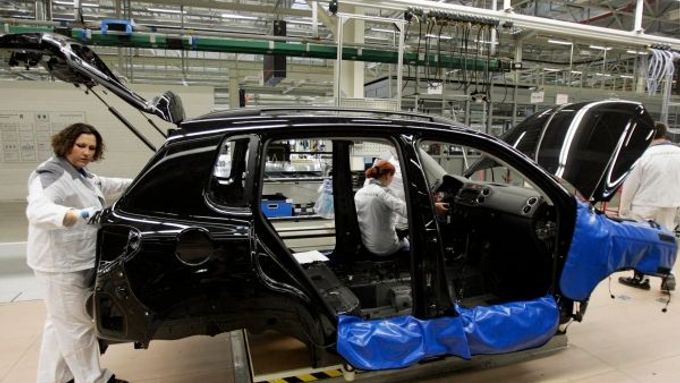 Výrobní linka závodu Volkswagen v ruské Kaluze, kde se vyrábí i Škoda Rapid