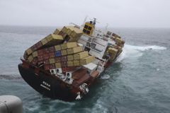 Loď uvízlá u Nového Zélandu se rozlomila na dva kusy
