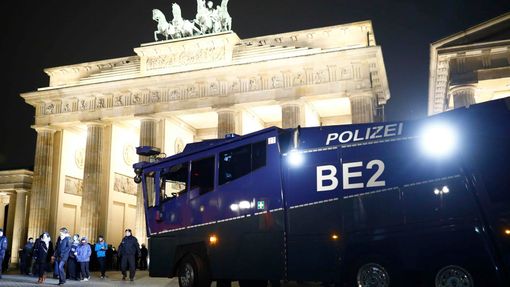 Německá policie přistavila vodní dělo před americké velvyslanectví v Berlíně, kde se konala demonstrace proti Trumpovi.
