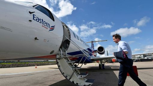 Britský premiér David Cameron nastupuje do letadla na londýnském letišti Luton.