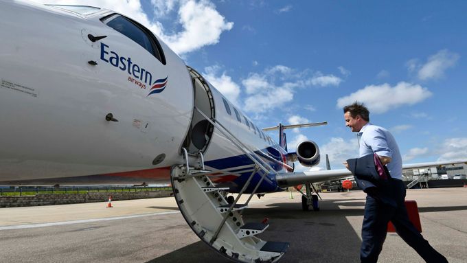 Britský premiér David Cameron odlétá z londýnského letiště Luton.