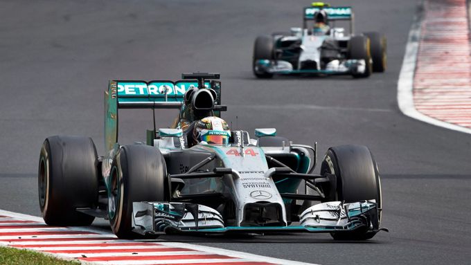 Lewis Hamilton (vpředu) měl včera na Hungaroringu nad Nico Rosbergem navrch.