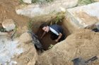 Lidé v Gaze zoufale hledají místo na pohřbení mrtvých