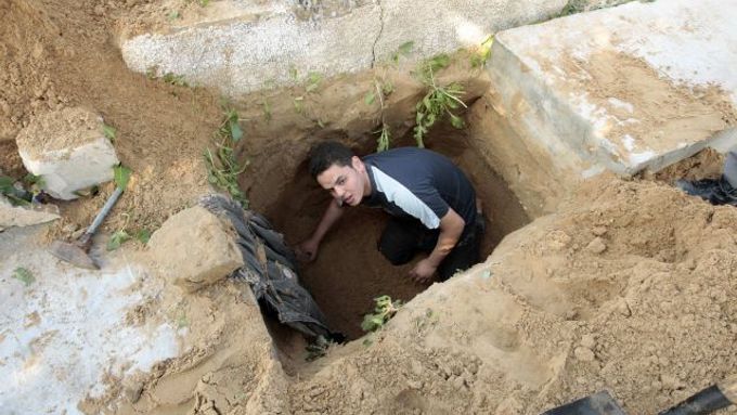 Jeden z palestinských hrobníků při práci.