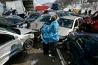 Fotografie roku 2008. Hromadná havárie na dálnici D1, 20. 3. 2008. Na 100.5 km ve směru na Prahu došlo kolem 10. hodiny dopoledne ve sněhové bouři k několika hromadným haváriím více než 180 vozidel s celkovou škodou přes 18 miliónů korun. Nehoda si vyžádala na tři desítky zraněných.