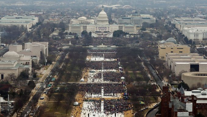 Pohled z ptačí perspektivy na inauguraci Donalda Trumpa. Nikoli milion a půl fandů, ale spíš tak čtrt milionu (tvrdí experti).