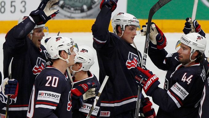 Hokejisté USA slaví triumf nad Finskem