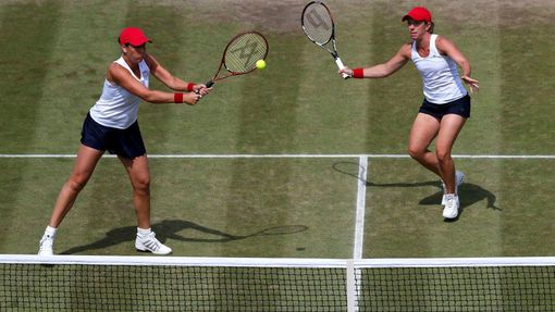 České tenistky Andrea Hlaváčková a Lucie Hradecká v utkání s Liezel Huberová a Lisa Raymondová na OH 2012 v Londýně.
