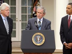 Bill Clinton, Barack Obama a George W. Bush žádají Američany o pomoc Haiti.