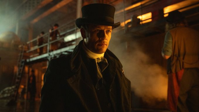 Z britského seriálu Stevena Knighta Rod Guinnessů (2025).