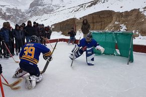 Obrazem: "Dominátor" Hašek učil hrát <strong>hokej</strong> malé Tibeťany, navázal na Jágrlámu