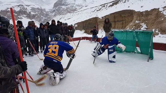Obrazem: "Dominátor" Hašek učil hrát hokej malé Tibeťany, navázal na Jágrlámu