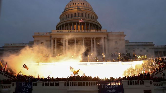 Výbuch před Kapitolem, který způsobila policejní munice během protestu Trumpových stoupenců.