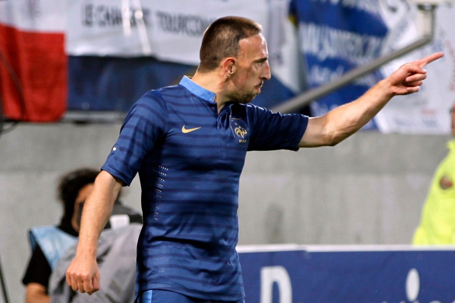 Franck Ribéry reaguje na vstřelený gól Francie v přátelském utkání proti Islandu