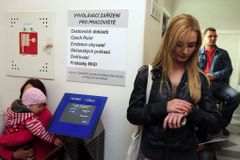 Češi stojí na úřadech ve frontě na pasy hodiny. Kvůli Ukrajině i uvolňování opatření