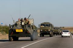 Evropa bedlivě sleduje ruské ozbrojence i podivnou pomoc