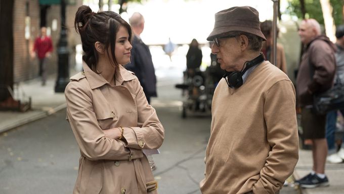 Woody Allen při natáčení se Selenou Gomezovou.