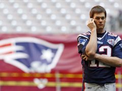 Rozehrávač (quarterback) týmu New England Patriots Tom Brady je jednou z největších hvězd současného amerického fotbalu. Je mu teprve třicet let, ale už třikrát vyhrál Superbowl a dvakrát byl při tom vyhlášen nejlepším hráčem zápasu.