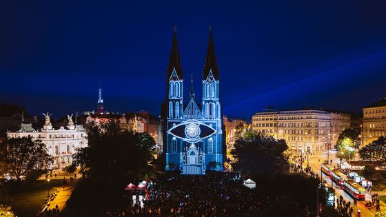 Signal Festival poprvé rozzáří věž Staroměstské radnice, vrací se i na sv. Ludmilu