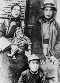 Rodiče se dvěma dalajlamovými bratry v roce 1940.