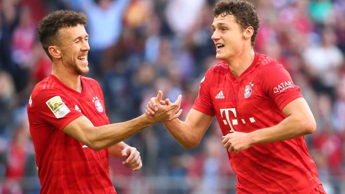 Benjamin Pavard a Ivan Perišič slaví branku Bayernu