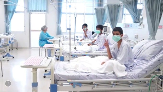 Foto: První snímek zachráněných thajských chlapců. Školáci v nemocnici zdraví vítězným gestem