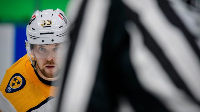 Viktor Arvidsson, útočník Nashvillu, sleduje při utkání NHL počínání rozhodčího