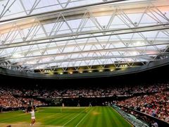 Ve Wimbledonu se poprvé v historii zatahovala střecha