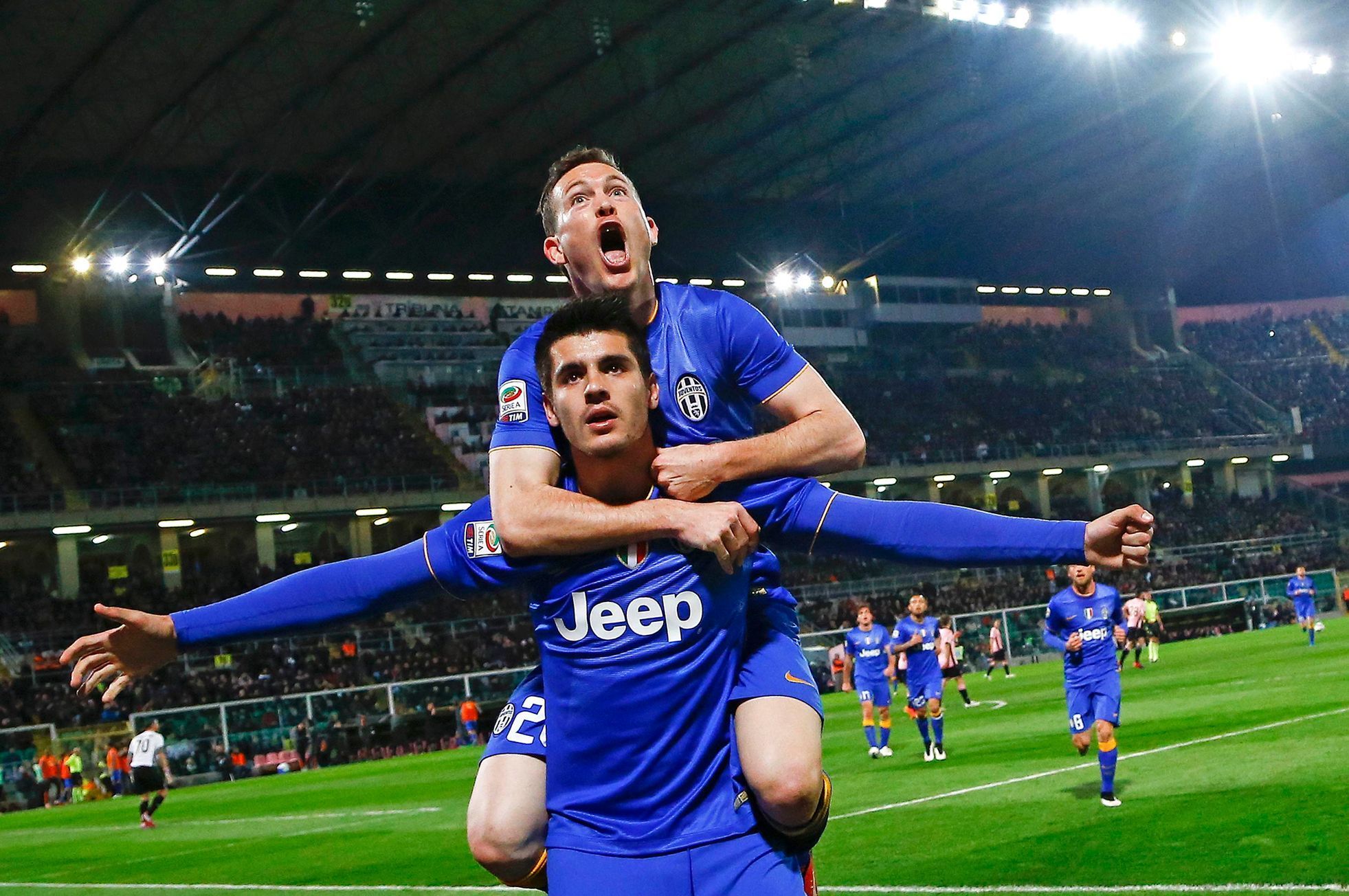Morata a Lichtsteiner slaví gól Juventusu