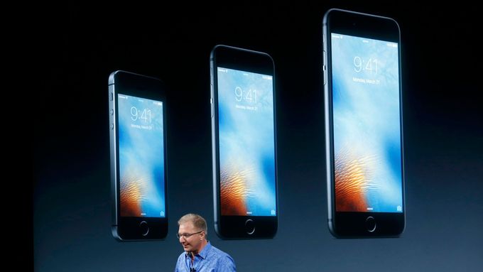 Viceprezident firmy Apple Greg Joswiak představuje telefon iPhone SE.