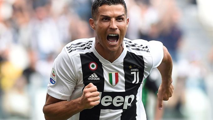 Cristiano Ronaldo slaví svou trefu do sítě Sassuola