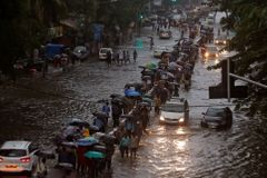 Silné deště zatopily indickou Bombaj. Sezonní záplavy v jižní Asii si už vyžádaly přes 1500 obětí