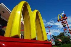 McDonald's klesají tržby, místo hranolek nabídne kapustu