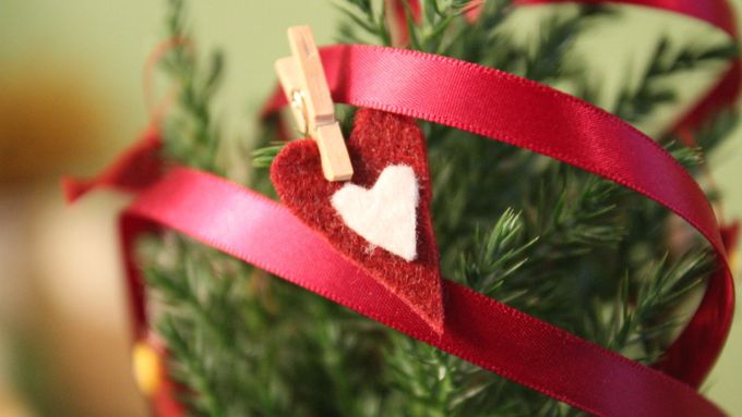 Vánoce se blíží a každý stromeček by měl mít hezké ozdoby. Udělejte si doma vánoční atmosféru pohodově a jednoduše.