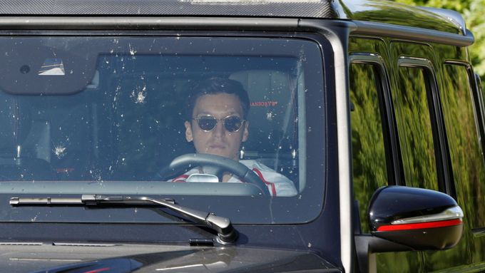 Mesut Özil za volantem