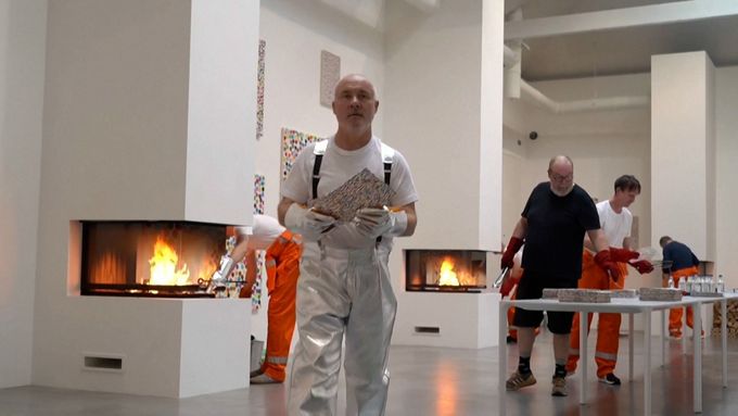Britský umělec Damien Hirst pálil svá fyzická díla. Lidé zvolili jejich digitální formu.