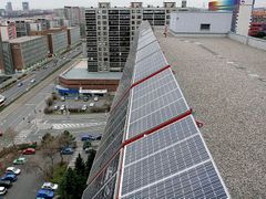Solární panely na střeše ministerstva životního prostředí