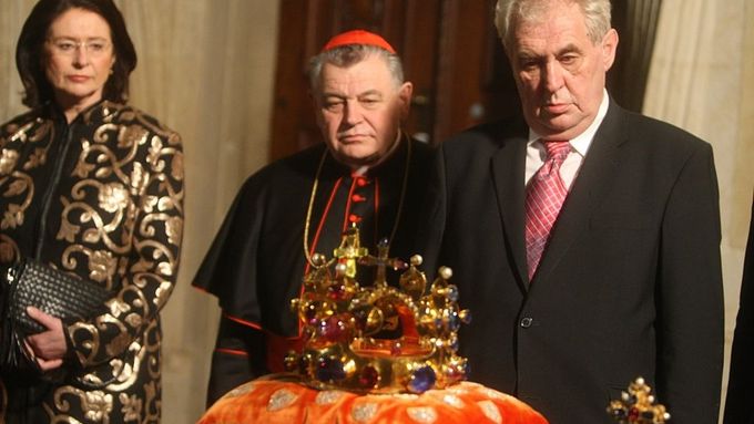 Miloš Zeman, Miroslava Němcová a kardinál Dominik Duka při slavnostním aktu.