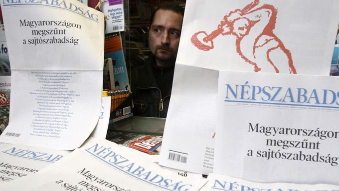 Maďarské deníky proti mediálnímu zákonu ostře protestovaly, mimo jiné na svých titulních stranách.