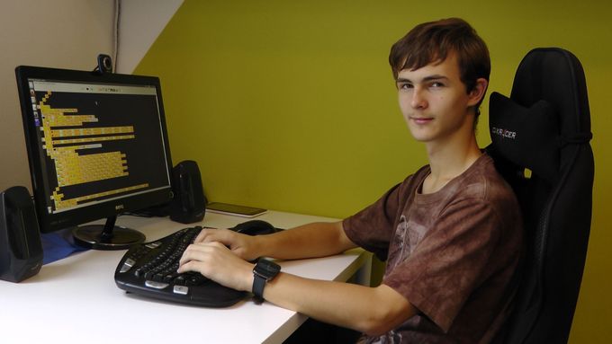 Čtrnáctiletý programátor Tomáš Veselý by se již teď uživil svou budoucí profesí. Kromě toho dělá v tomto oboru již lektora  a porotce.