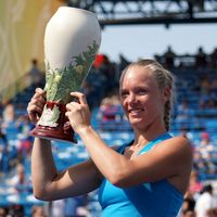 Kiki Bertensová Tenistka Kiki Bertensová s titulem za vítězství na turnaji v Cincinnati 2018