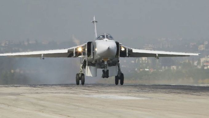 Ruský suchoj Su-24 na základně v syrské provincii Latákíja