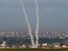 Palestinské rakety odpalované z Gazy. Mohou dopadnout kamkoliv a na kohokoliv