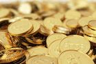 Hodnota bitcoinu stoupla na nový rekord přes 2400 dolarů, od počátku roku se jeho cena zdvojnásobila